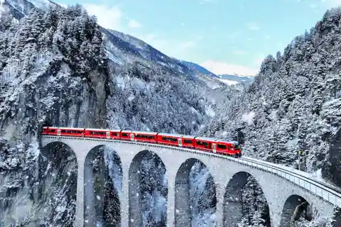 Depuis Milan : Le train de la Bernina, les Alpes suisses et l'excursion à Saint-Moritz