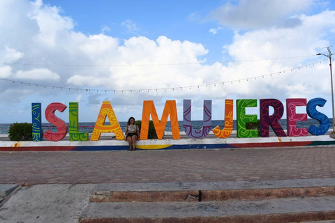 Isla Mujeres: Passeio de catamarã com snorkel, bufê e bebidasSomente entrada Sem transporte