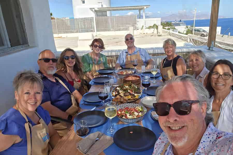 Mykonos: Kochkurs in kleiner Gruppe mit Sonnenuntergangsoption. Foto: GetYourGuide Mykonos: Kochkurs in kleiner Gruppe mit Sonnenuntergangsoption. Foto: GetYourGuide