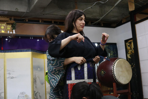 Osaka: 90 minuters lektion i samurajrustning och svärd nära slottetSamurajrustning + samurajsvärdskärning + videofilmning