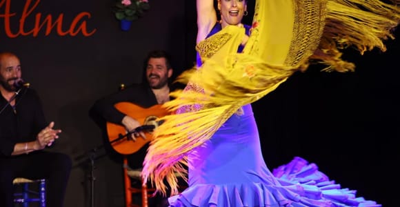 Flamencotänzerin auf einer kleinen Bühne im roten Licht