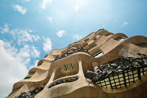 Barcelona: Sagrada Familia, Modernism, and Old Town TourTour in French