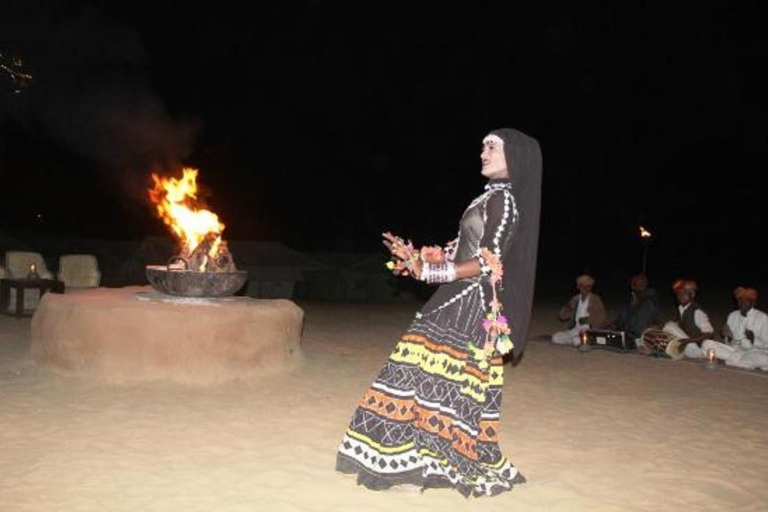 Noche en tienda con safari en camello y danza folclórica