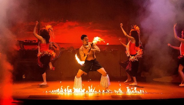 Visit Orlando Polynesian Fire Luau with Dinner and Live Show in Orlando, Flórida