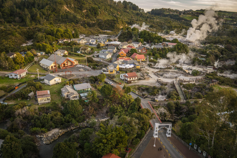 De Auckland: Excursão em grupo a Hobbiton e Rotorua Māori Village