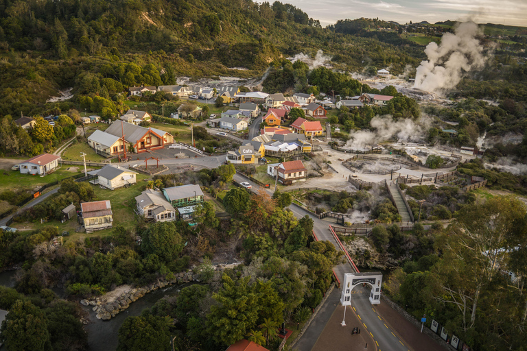 Vanuit Auckland: Rotorua Māori dorp & Waitomo grotten tour