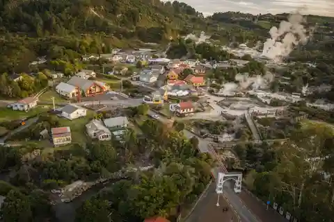 Auckland: Private Rotorua Māori Village & Waitomo Caves Tour