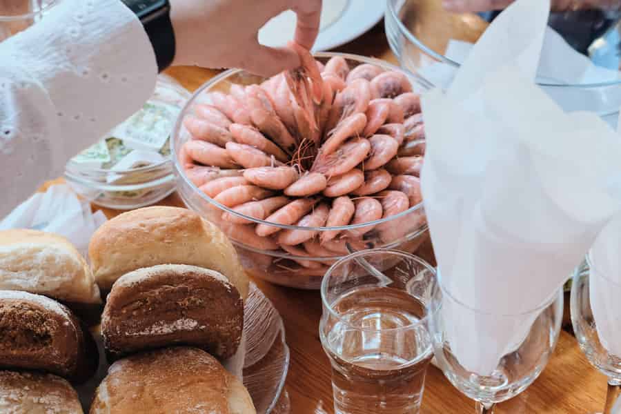 Stockholm: All-You-Can-Eat-Garnelen oder Tacos-Bootsfahrt & Livemusik. Foto: GetYourGuide Stockholm: All-You-Can-Eat-Garnelen oder Tacos-Bootsfahrt & Livemusik. Foto: GetYourGuide