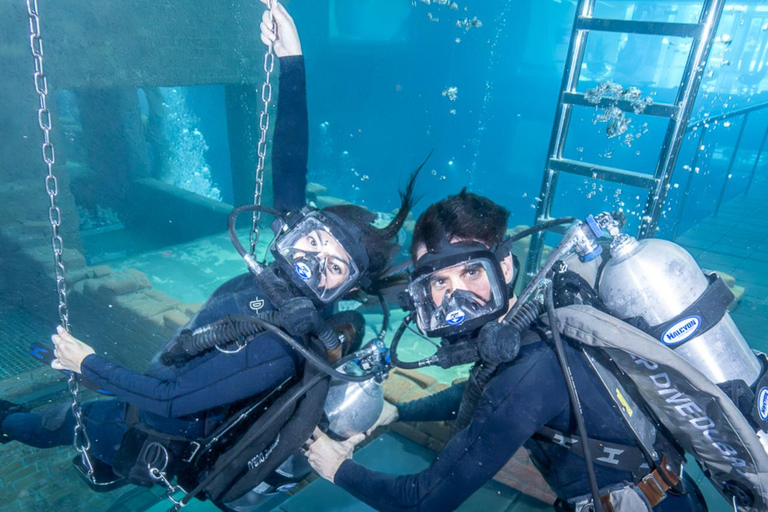 迪拜：Deep Dive 水下漫步之旅（无需证书）白金级水肺潜水，包括长视频和设施参观