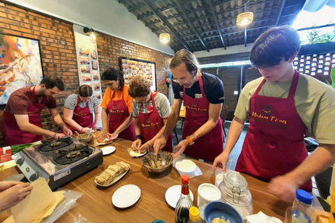 Clase de Cocina Casera y Cena con un Chef Local en la Ciudad de Hue