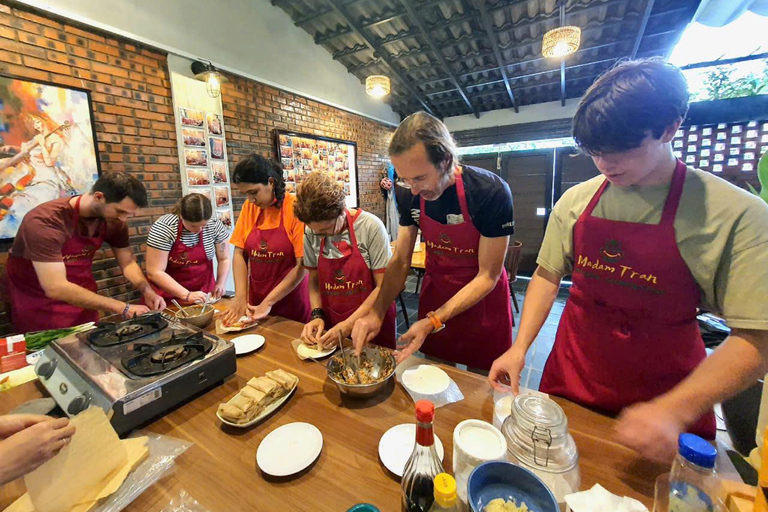 Aula de cozinha caseira e jantar com um chef local na cidade de Hue