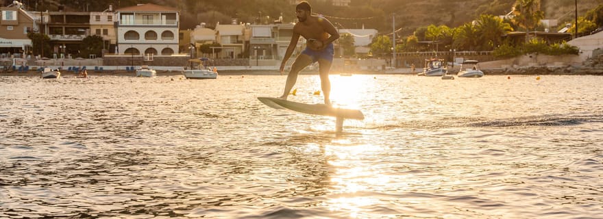 Plage de Lygaria : Planche de surf électrique Efoil ou Jetsurf