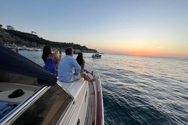 Desde Sorrento: Excursión privada en barco al atardecer
