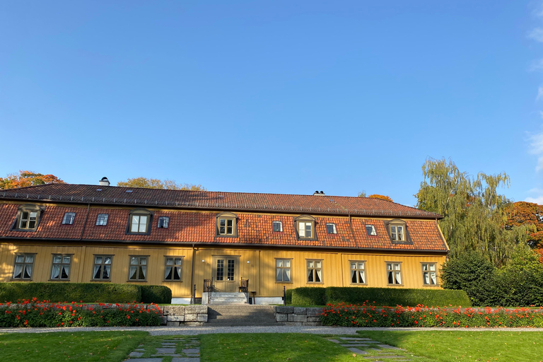 Oslo: Private Vintage Walking Tour with Photos Private Vintage Oslo Walk & Aesthetic Photos