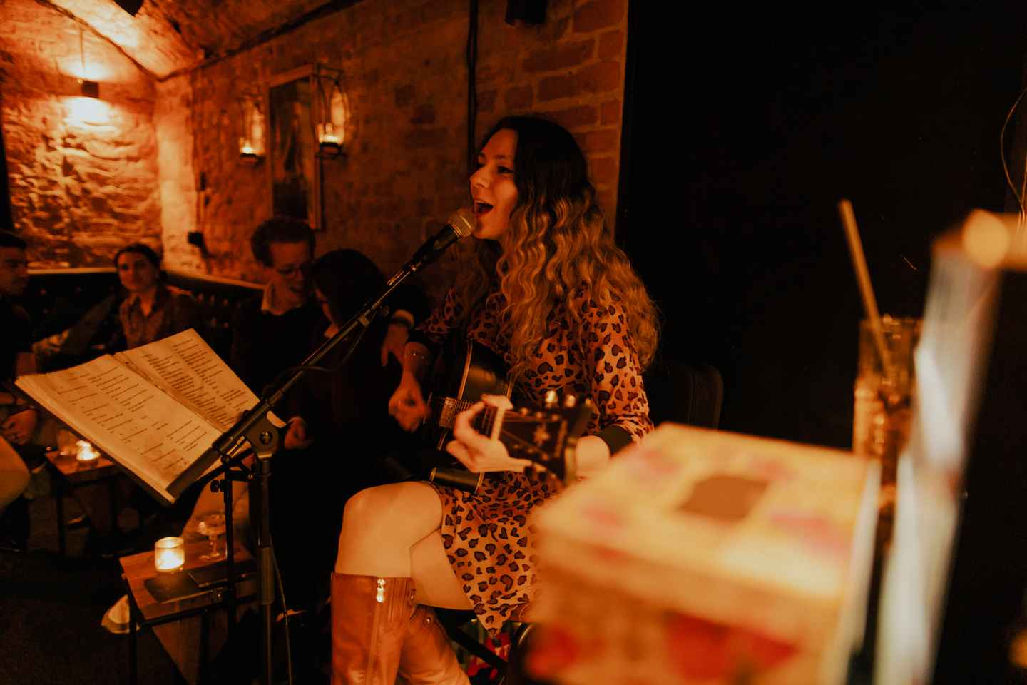 금요일 밤 칵테일과 라이브 음악