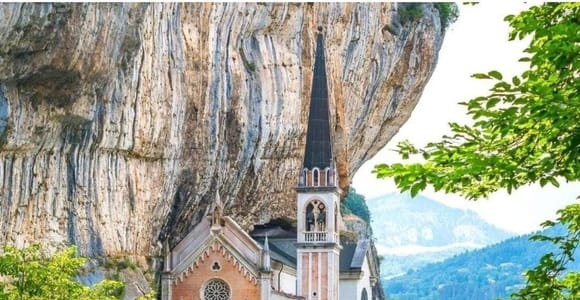 Verona: Madonna della Corona Sanctuary Walking Tour & Lunch