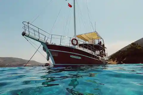 Bodrum: All-day Private Boat Cruise with Lunch