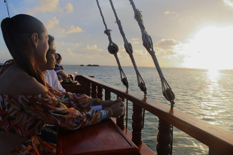 Cancun - en romantisk kväll En romantisk Galleon-kväll med middag, drinkar och musikUtflykt från Tulum - Vegetarisk middag