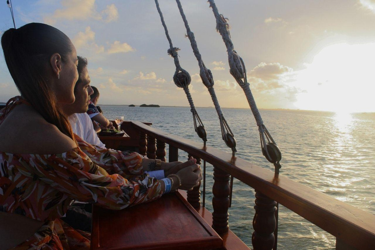 Cancun: Uma noite romântica no Galeão com jantar, drinques e músicaTour de Tulum - Jantar com bife