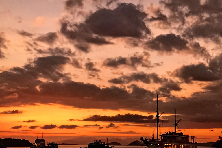 Komodo: Aventura de 3 dias num barco à velaCabine Privada - Barco Superior