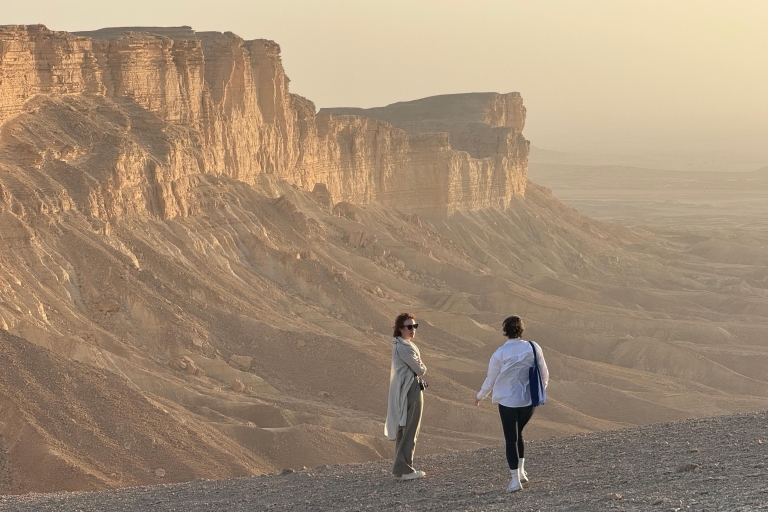 Aventura en el confín del mundo, exploración de cuevas de murciélagos en 4x4Desde Riad: Excursión guiada por el confín del mundo con vistas a la puesta de sol