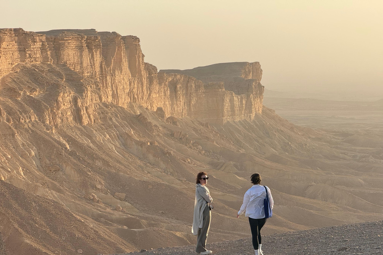 Aventura en el confín del mundo, exploración de cuevas de murciélagos en 4x4Desde Riad: Excursión guiada por el confín del mundo con vistas a la puesta de sol