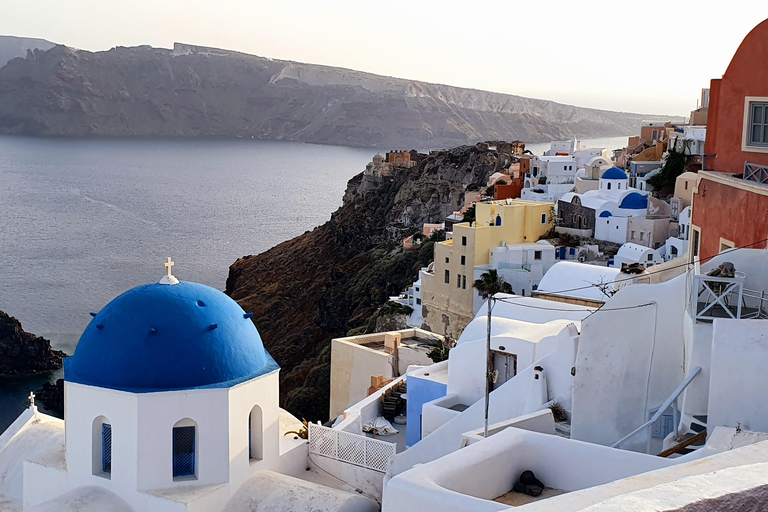 Santorini: Oia Walking Tour and Lighthouse Sunset with Wine