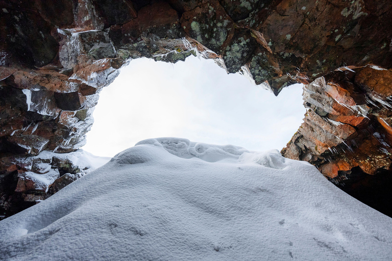 Reykjavik: Túnel de lava noturno e caça à aurora borealReykjavik: Túnel de lava à noite e caça às auroras boreais
