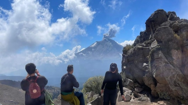 From Mexico City: Hike Iztaccihuatl Volcano with an Alpinist