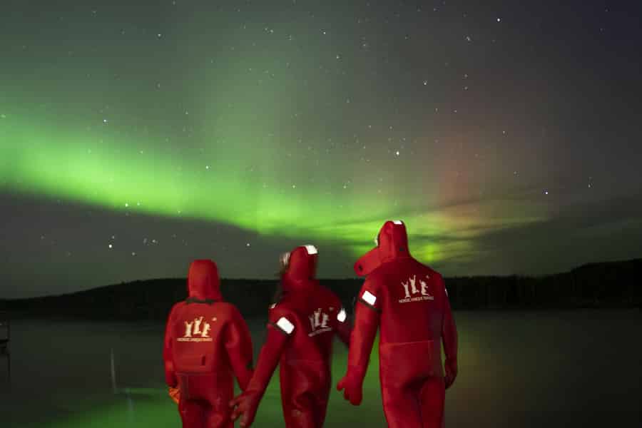 Rovaniemi: Eisschwimmen im Waldsee mit Aurora Borealis. Foto: GetYourGuide