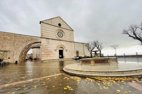 Assisi: Three Saints, St Carlo, Francis & Clare Walking Tour Spanish Tour