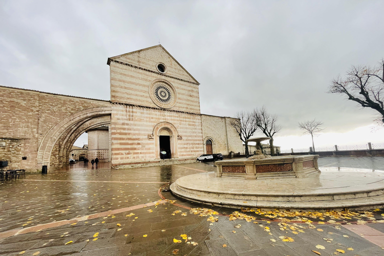 Assisi: Three Saints, St Carlo, Francis & Clare Walking Tour Spanish Tour