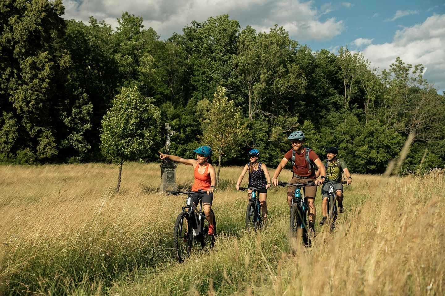 Excursion Journalière à Vélo Électrique depuis Prague : Découvrez le Majestueux Château de Karlštejn