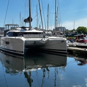 Barcelona: Privater Ausflug auf einem luxuriösen Hochseekatamaran