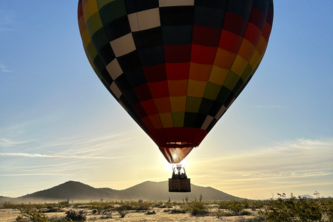 Epico volo in mongolfiera all&#039;alba di SonoranVolo epico in mongolfiera Sonoran all&#039;alba