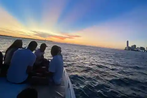 Vie nocturne : sunset boat party + visite de la vieille ville.
