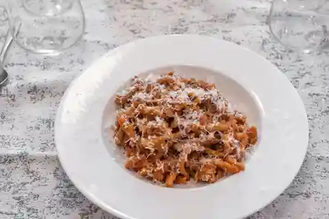 Milão: Aula prática de culinária de massas e sobremesas e harmonização de vinhos