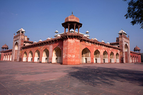 From Delhi: Taj Mahal, Agra Fort & Akbar's Tomb Day Trip Private Car + Professional Guide