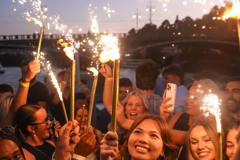 Prag: Silvester-VIP-Boat-Party + EPIC ClubPrag: VIP-Silvesterparty auf einem Boot + EPIC Club