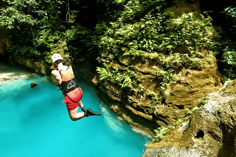 Cebu: Tour di gruppo di Oslob Whaleshark e Canyoneering con pranzo