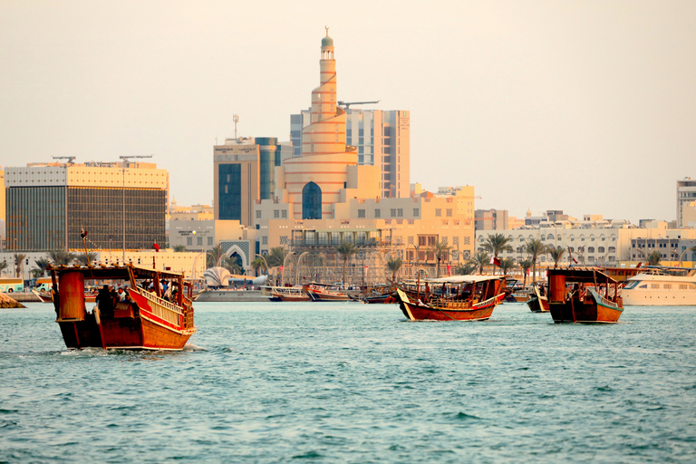 Tour de ville express de Doha avec croisière sur un boutreGuide dans une autre langue