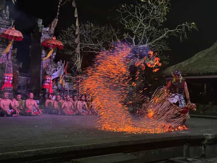 Ubud: spettacolo di kecak e danza del fuoco al villaggio di Batubulan