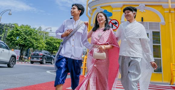 Phuket Old Town: Authentic Thai Costume Cultural Experience