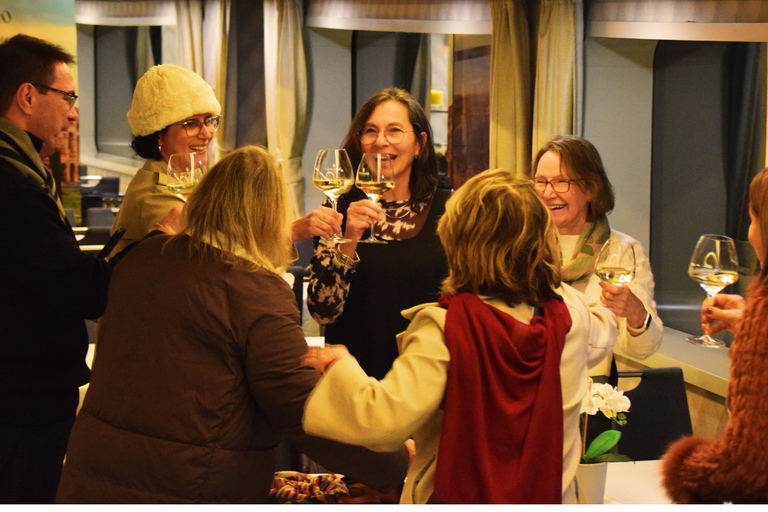 Budapest: NYE Sightseeing Party Cruise with Live DJ NYE Sightseeing Party Cruise with Live DJ