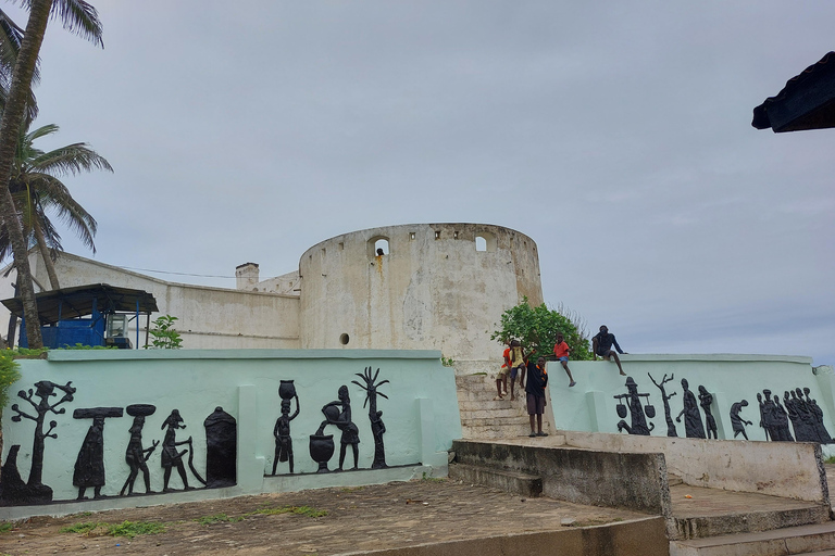 Cape Coast Castle en Assin Manso Slave River Tour