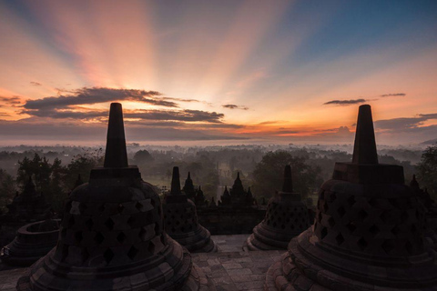 Da Yogyakarta a ovunque: Viaggio in auto/van con autista e guidaTour di 2 giorni con guida