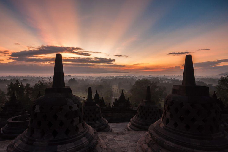 De Yogyakarta à tout autre endroit : Voyage en voiture ou en fourgonnette avec chauffeur et guideVisite guidée de 2 jours sans guide