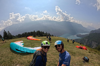 Parapendio sul lago di Molveno
