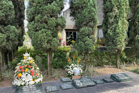 Medellin: Escobar Tour + Comuna 13 in groups