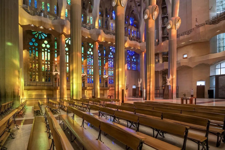 Barcelona: Sagrada Familia Skip The Line Insider Guided Tour Tour in Spanish (Monday)
